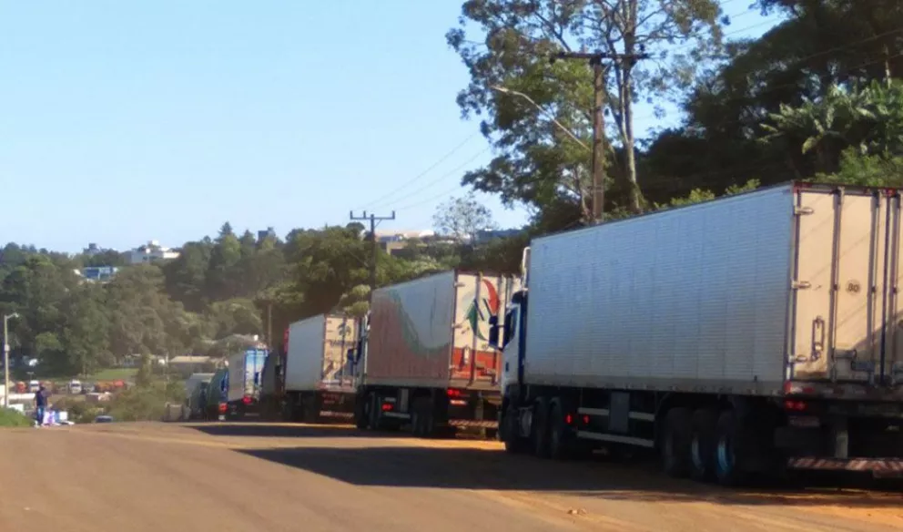 Conflictos aduaneros demoran las exportaciones en camiones