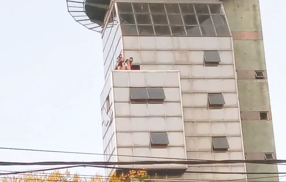 Juego peligroso: jóvenes entran a edificio abandonado  y trepan hasta el helipuerto