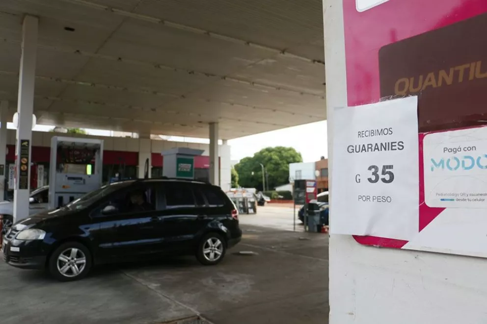 Combustibles: más estaciones elevan precios a extranjeros