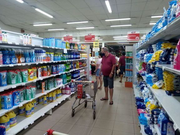 Supermercados recurren a marcas alternativas ante falta de mercadería