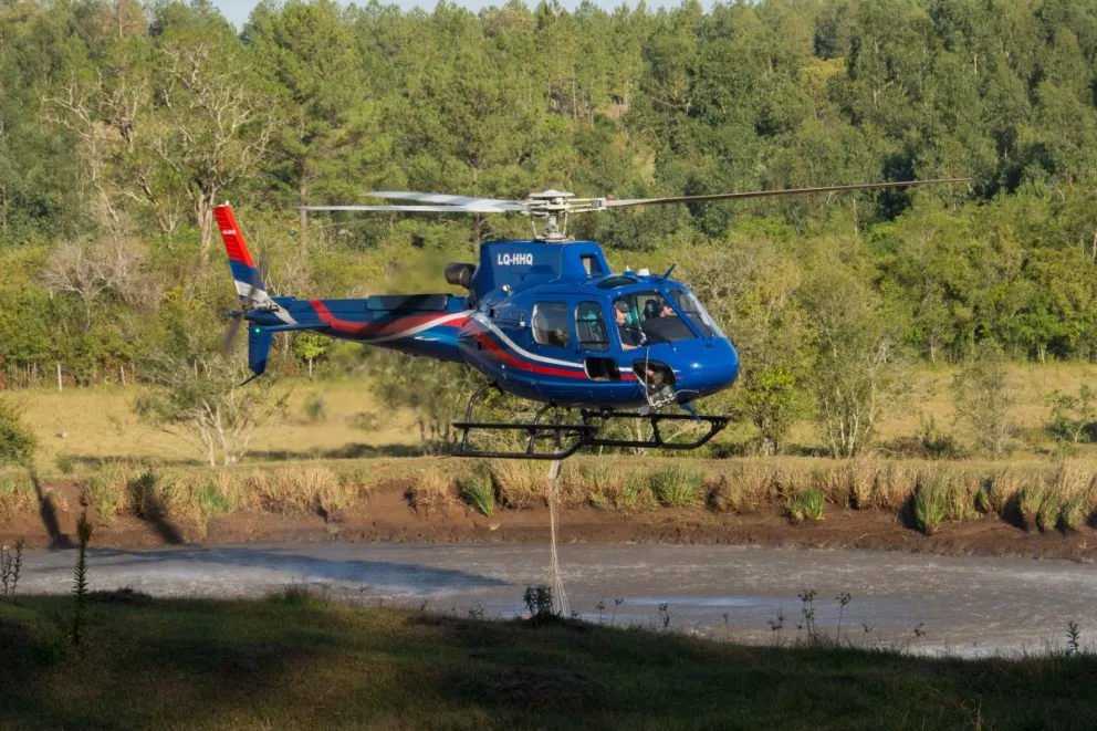 Envían el helicóptero hidrante y brigadista a proteger la línea de 500 KV en Ituzaingó