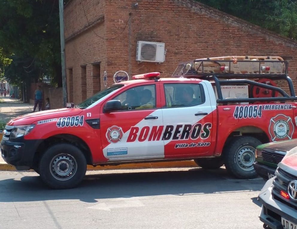 Por el fuego evacuan casas en el Paraje Santa Tecla en Corrientes