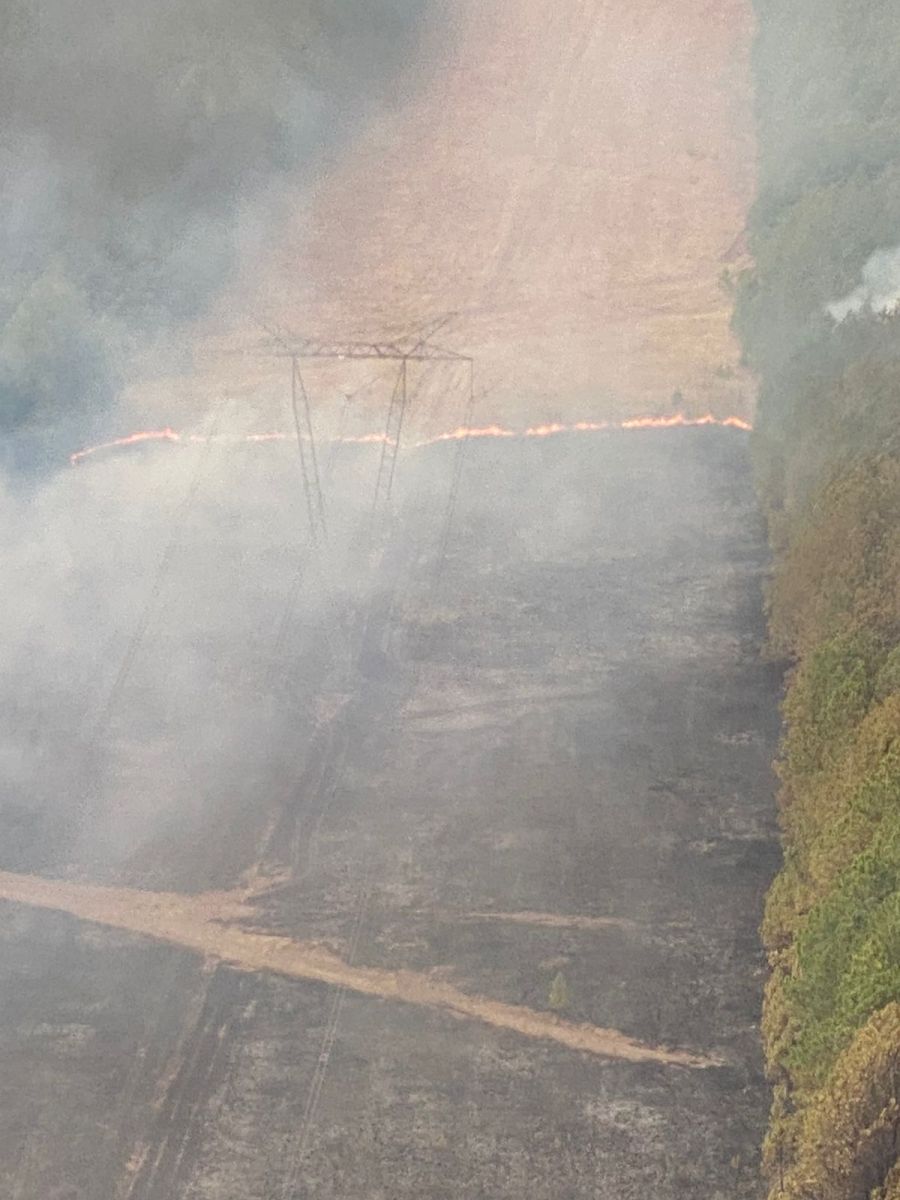 Envían el helicóptero hidrante y brigadista a proteger la línea de 500 KV en Ituzaingó