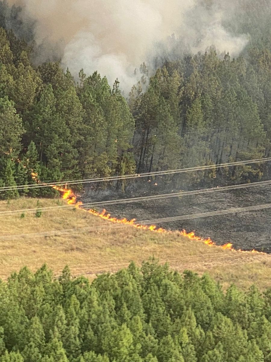 Envían el helicóptero hidrante y brigadista a proteger la línea de 500 KV en Ituzaingó