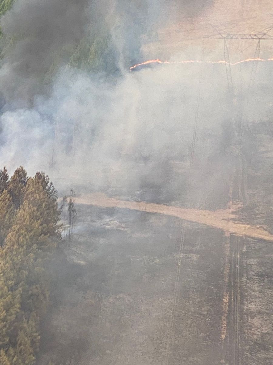 Envían el helicóptero hidrante y brigadista a proteger la línea de 500 KV en Ituzaingó