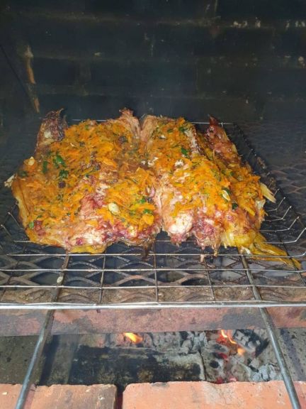 Dorado a la parrilla con salsa