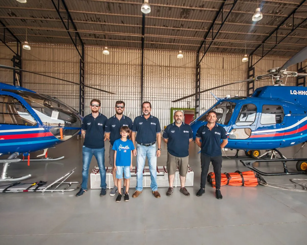 Desde el aire, los helicópteros trabajan a la par de los bomberos en el combate contra el fuego 