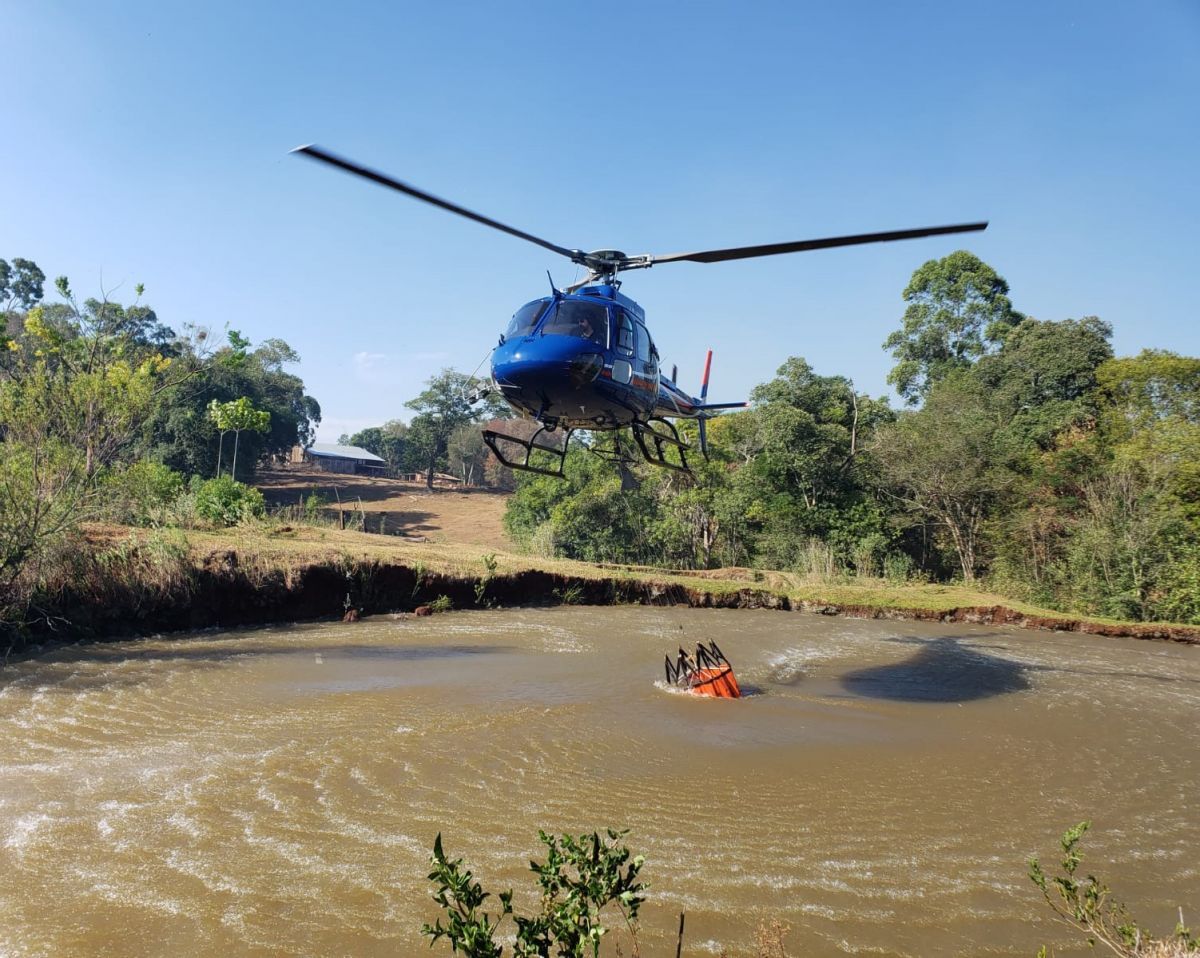Desde el aire, los helicópteros trabajan a la par de los bomberos en el combate contra el fuego