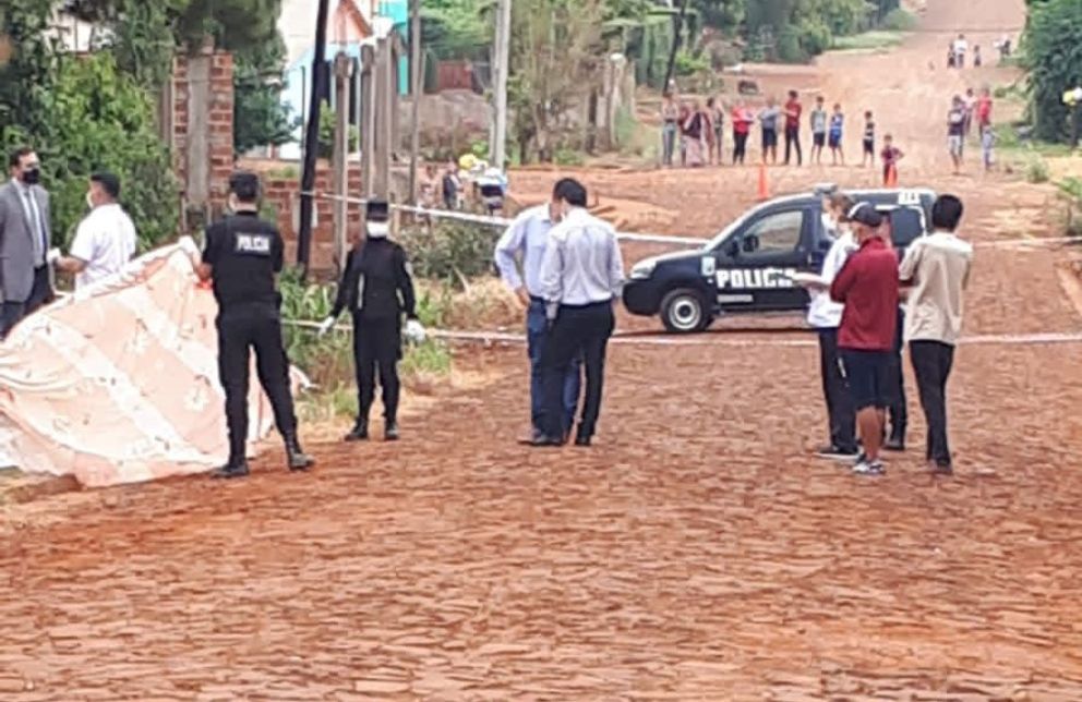 Image: https://elterritorio1.cdn.net.ar/252/elterritorio1/images/01/67/63/1676300_6126cd824efe1eb7c006d60f78b5e23501baf76735e53fba2b533ad071288344/md.jpg Pidieron la captura internacional para el doble femicida de San Antonio