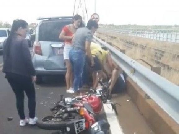 El puente internacional otra vez protagonista, un motociclista herido