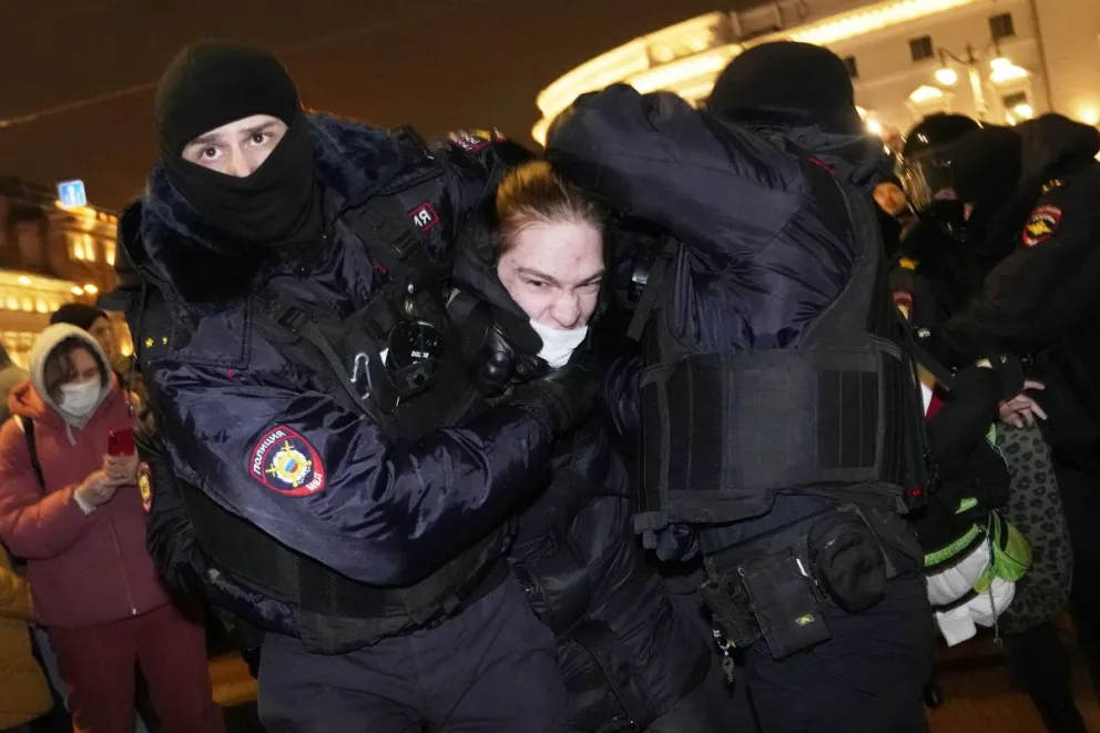 Protestas en Rusia contra el avance sobre Ucrania termina con miles de detenidos