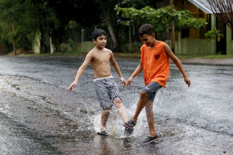 Lluvias apagan los focos en Misiones y reducen las llamas en Corrientes 