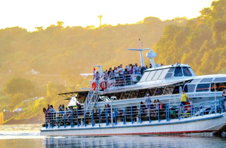 Volvió el paseo en el Catamarán Cruceros Iguazú | EL TERRITORIO noticias de Misiones