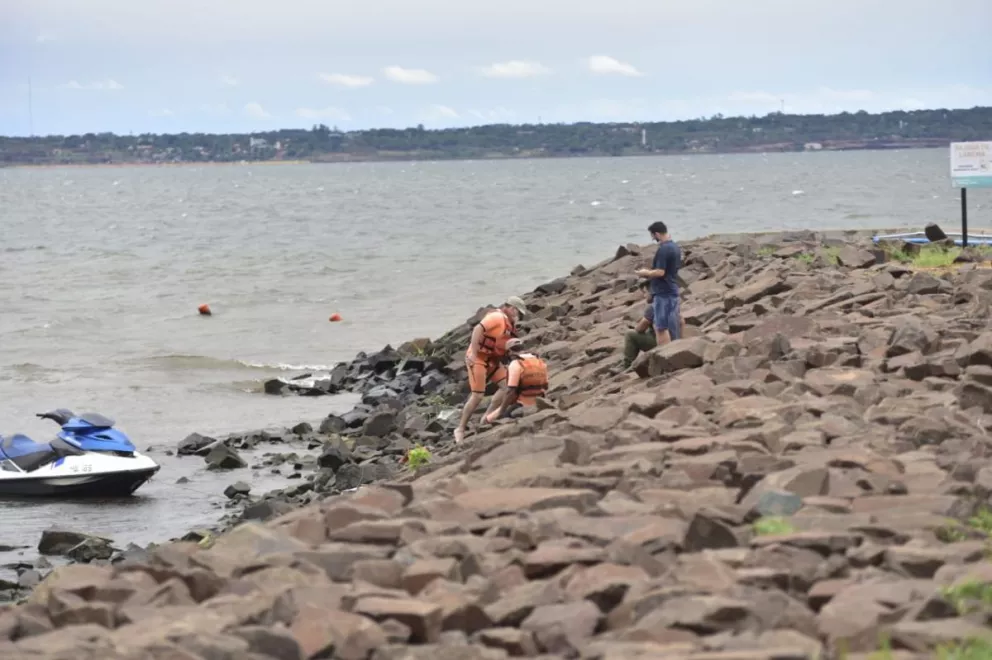 Costa Sur: buscan una embarcación que desapareció durante el temporal