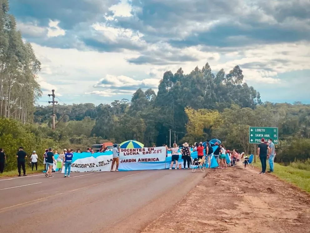 Tránsito interrumpido en ruta nacional N°12 a la altura de San Ignacio por protesta docente