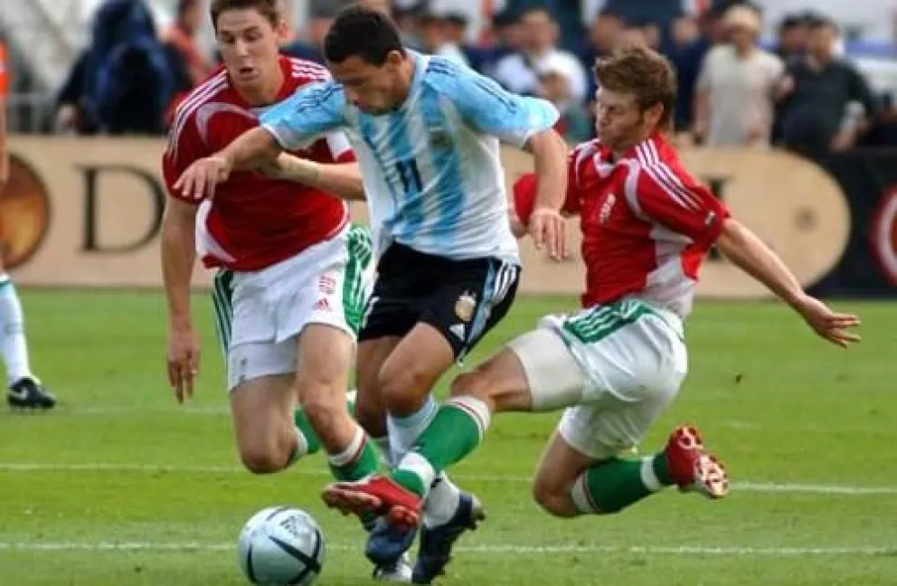 Los marcadores húngaros cruzaron fuerte en cada pelota dividida, como ante Maxi Rodríguez.