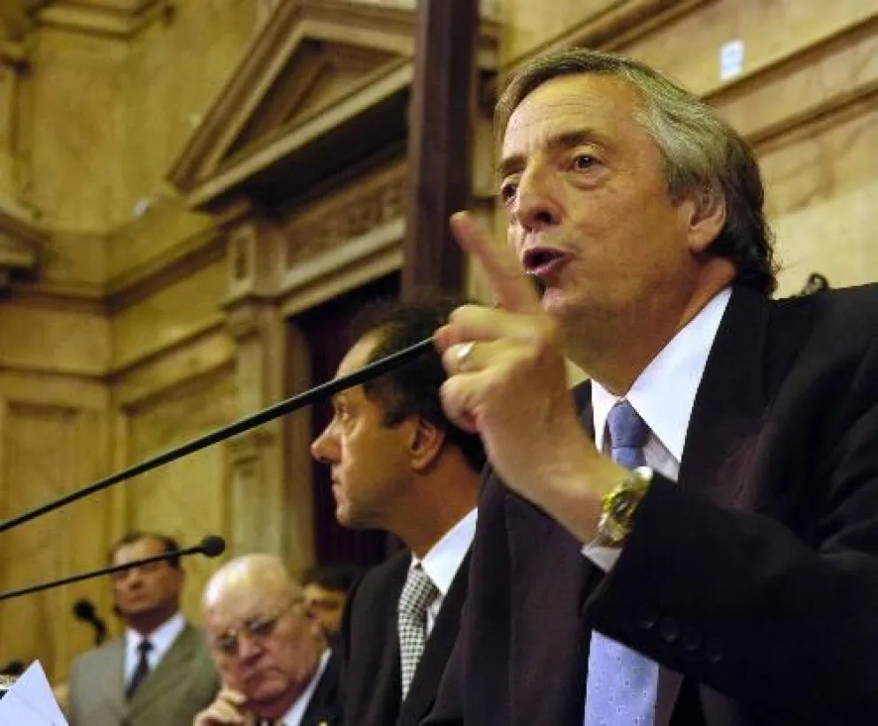 El presidente habla ante la Asamblea Legislativa durante la inauguración del 125 período de sesiones del Congreso Nacional, donde hizo una enérgica defensa de las reformas impulsadas por su gobierno.