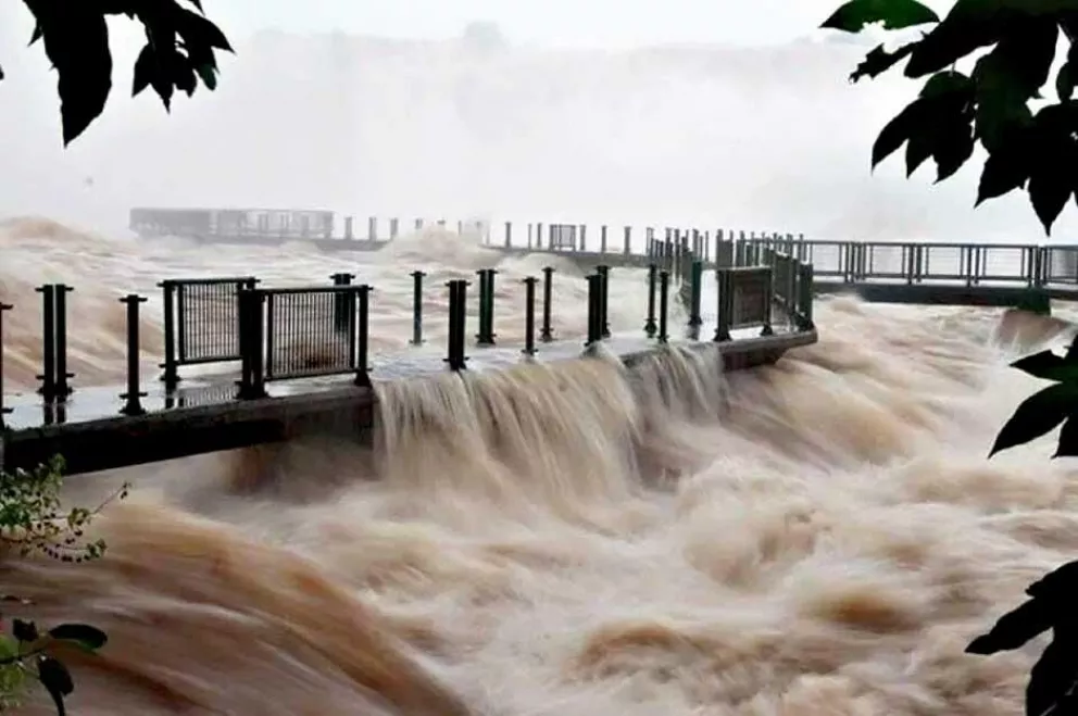 Impresionante crecida en las Cataratas del Iguazú: cerraron las pasarelas por seguridad