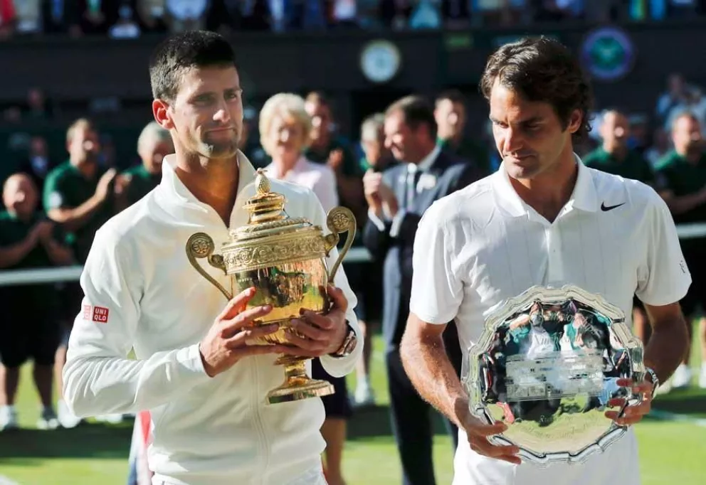 Novak Djokovic y Roger Federer en la final del 2014, donde el trofeo se lo llevó el serbio.