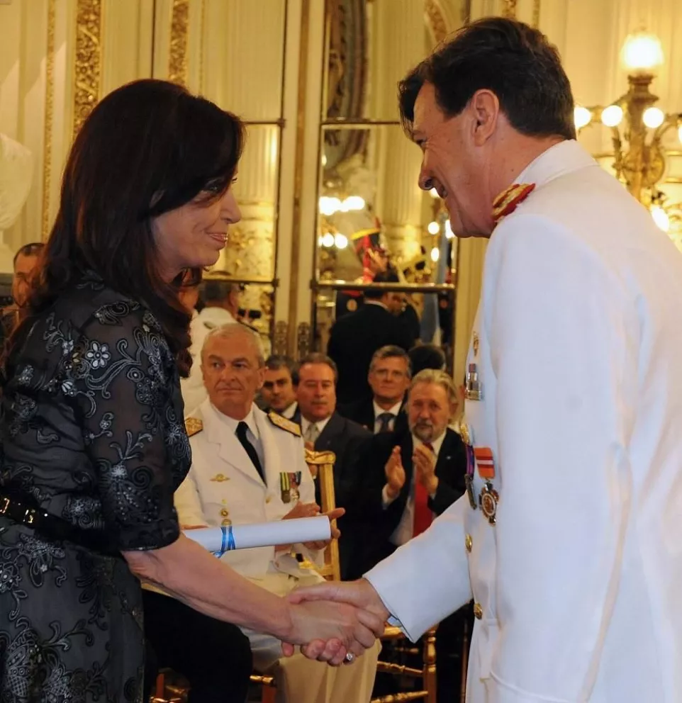 Cristina Fernández entregó diplomas a los nuevos oficiales de las Fuerzas Armadas.