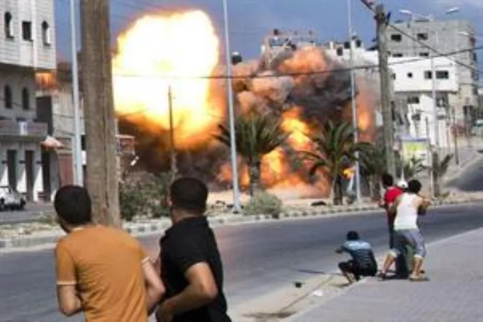Una explosión en el centro de Gaza.