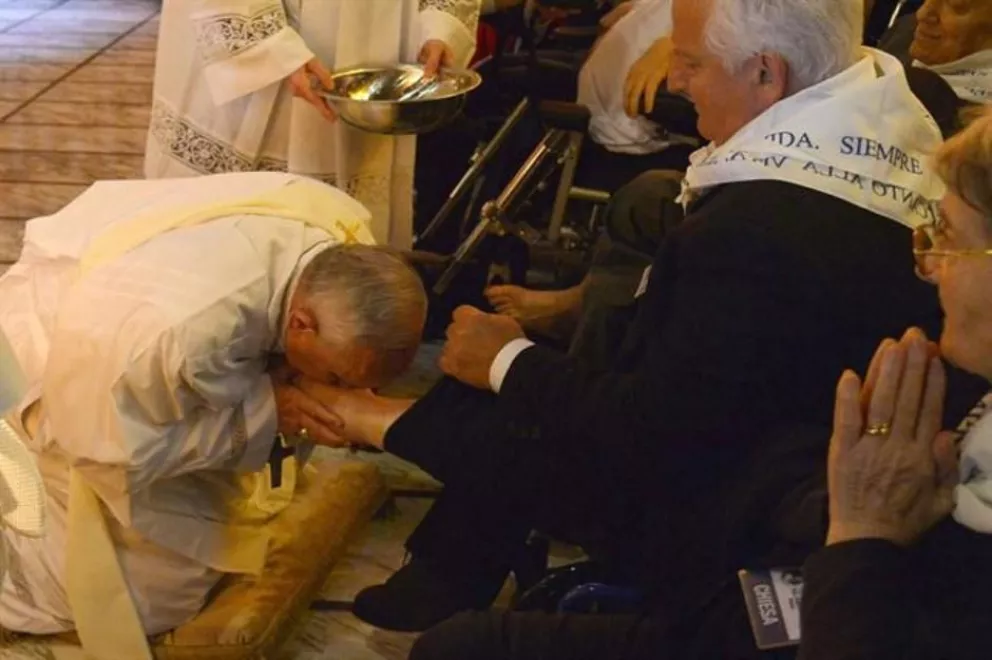 El papa Francisco lavó los pies a ancianos y discapacitados.