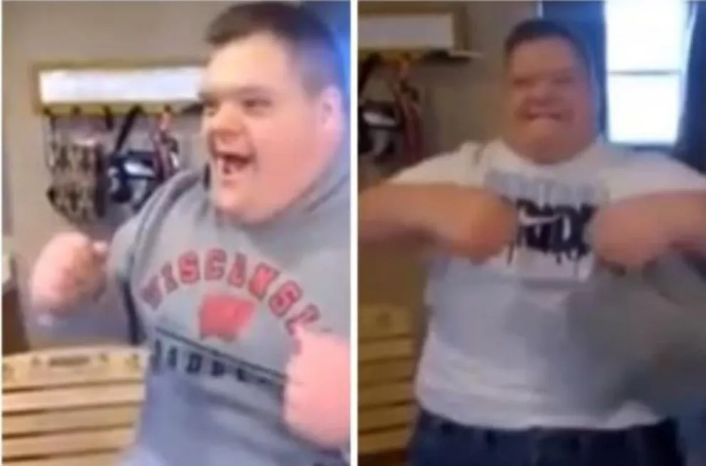 Noah, un joven con síndrome de down, festeja al ser aceptado en el Edgewood College