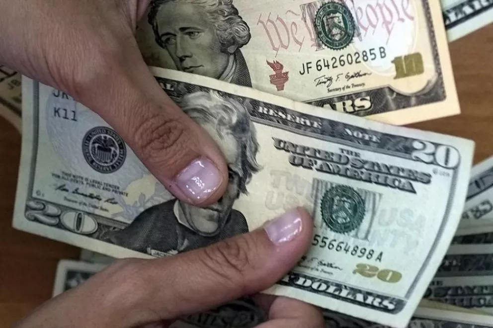El dólar cortó la racha tras 6 días de caída y cerró a $ 43,10