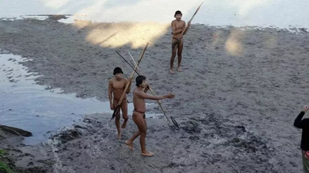 Desnudos, armados con arcos y flechas