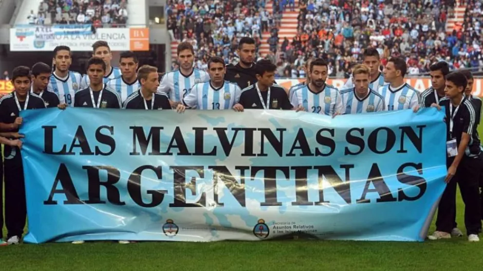 Sancionaron a la Fifa por una bandera de Malvinas.