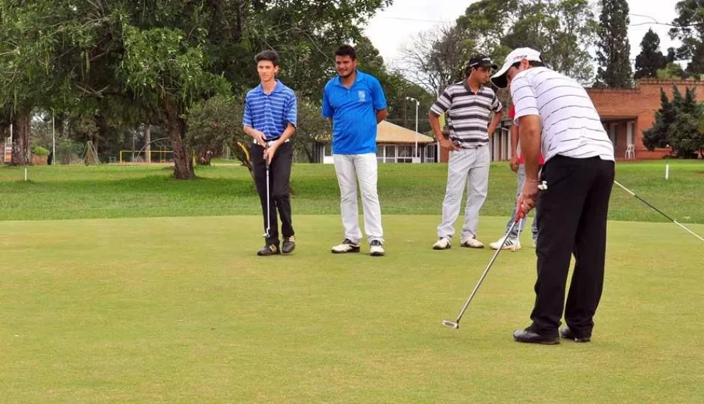 El golf es uno de los deportes más practidados en el club. También hay una escuela de pequeños golfistas.