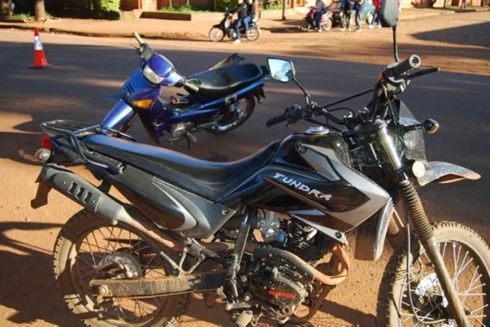 Dos motocicletas chocaron frente a una escuela en Candelaria.