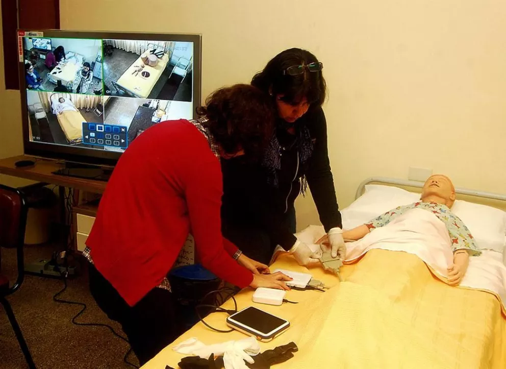 Ahora estudiantes de enfermería practican con simulador humano