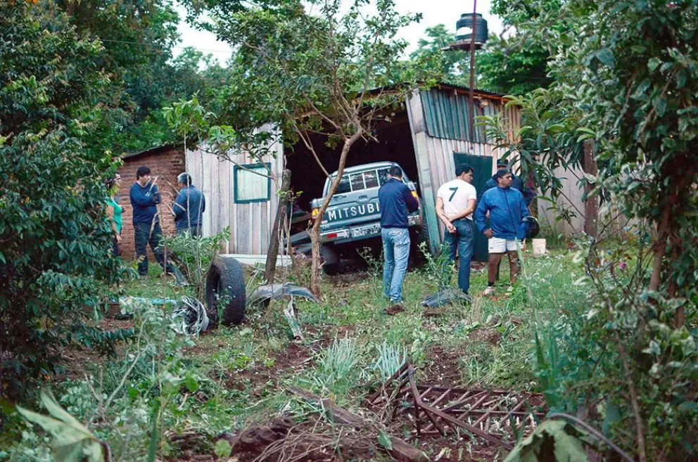 Camioneta fuera de control se metió adentro de una vivienda en Villa Poujade