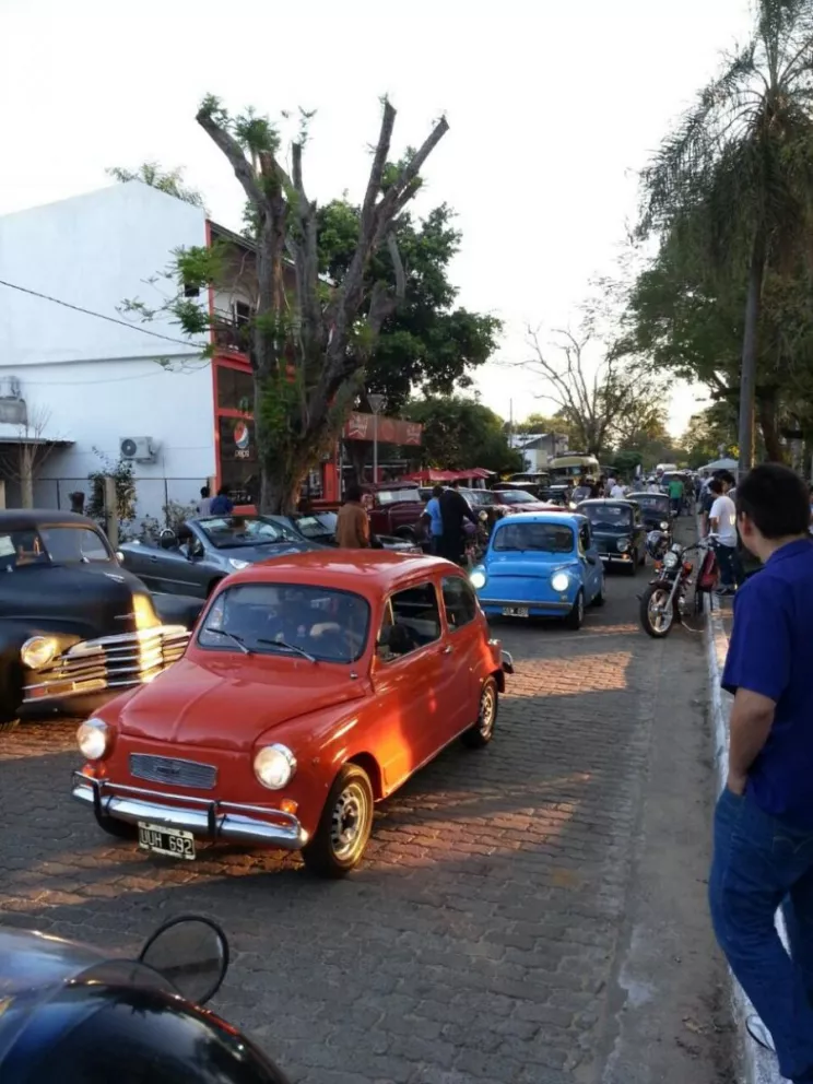 Encuentro de autos antiguos en Ituzaingó.