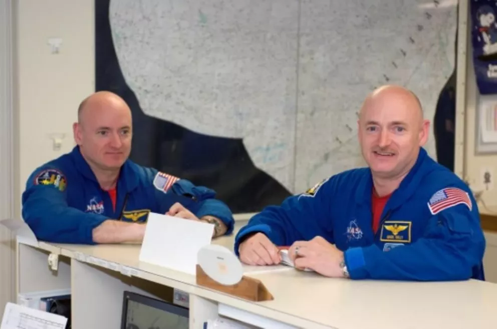 Los hermanos astronautas Scott y Mark Kelly.