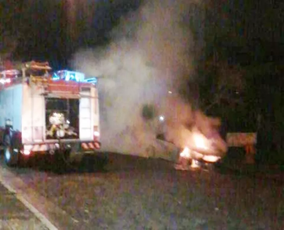 Incendio de un vehículo en Eldorado.