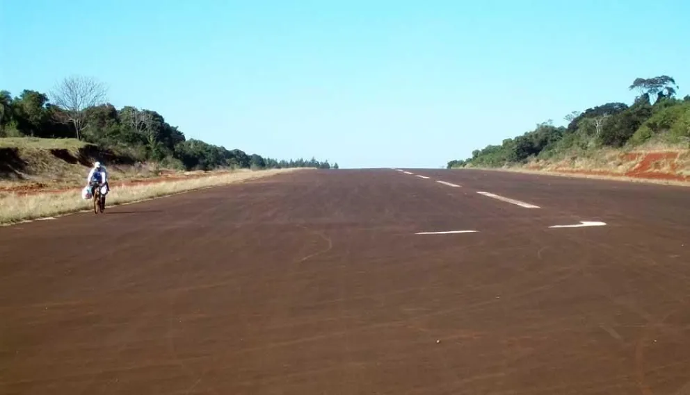 Sin cerco perimetral, los vecinos circulan por la pista.