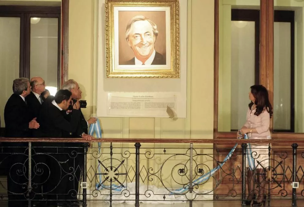 La Presidenta colocó un cuadro de Kirchner en la Casa Rosada.