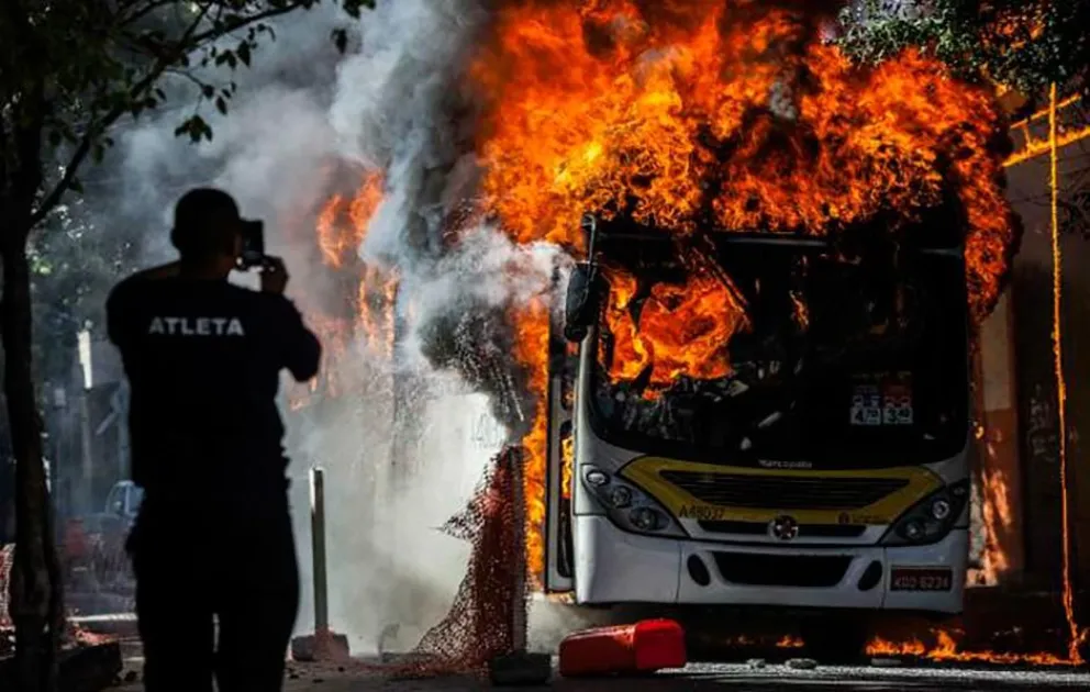 Incendiaron colectivos en Brasil en protesta por dos asesinatos 
