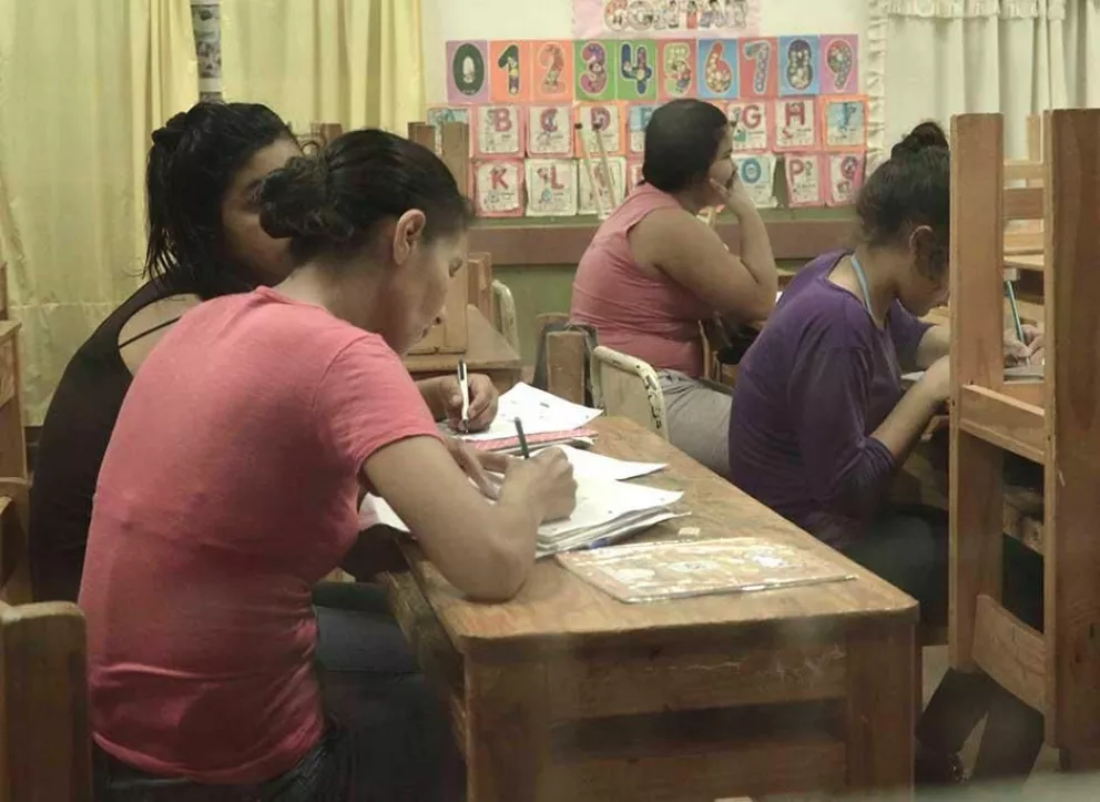 Más de 24 mil analfabetos cursan sus estudios en escuelas de adultos