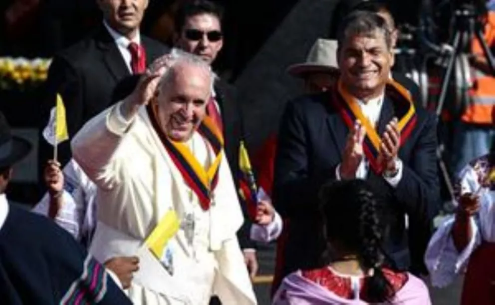 Francisco volvió a América Latina y pidió a Correa "fomentar el diálogo"