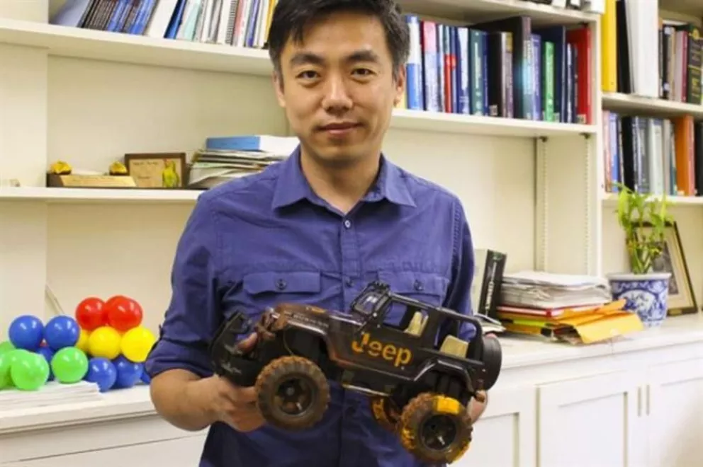 Xudong Wang y el nanogenerador triboeléctrico que probó en un auto a control remoto