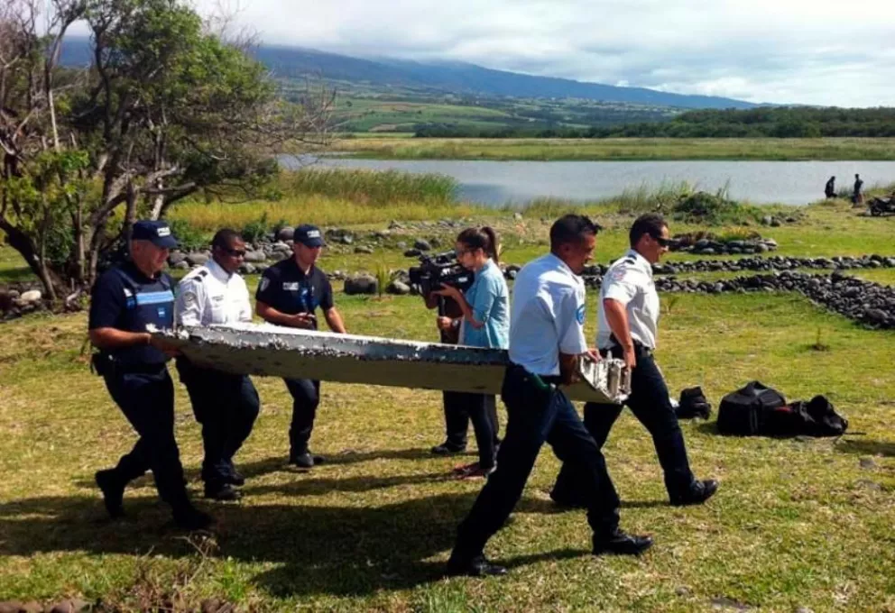 Restos de avión hallados en una isla serían del vuelo de Malaysia Airlines 