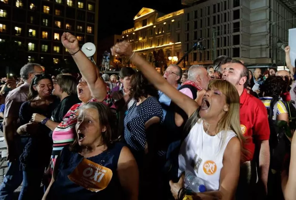 Ante los primeros resultados del referéndum, los vecinos salieron a festejar en las plazas de Grecia.