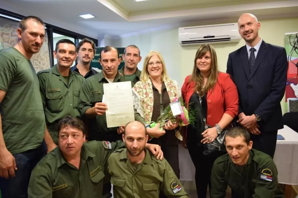 Guardaparques exhiben la certificación entregada por el Renar