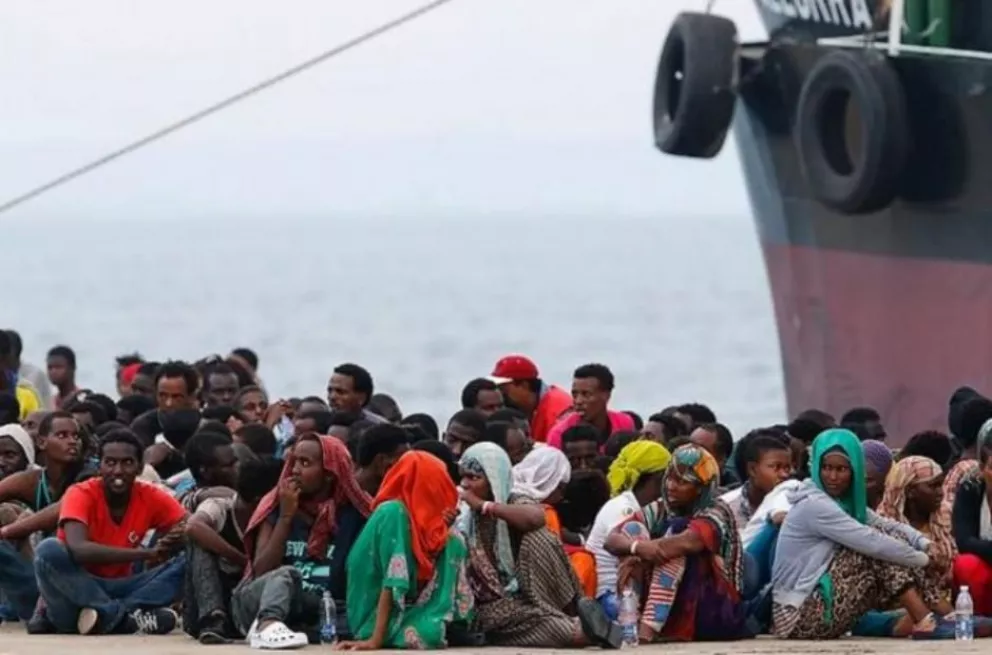 Hallan 13 muertos en un buque que trasladaba a unos 522 inmigrantes