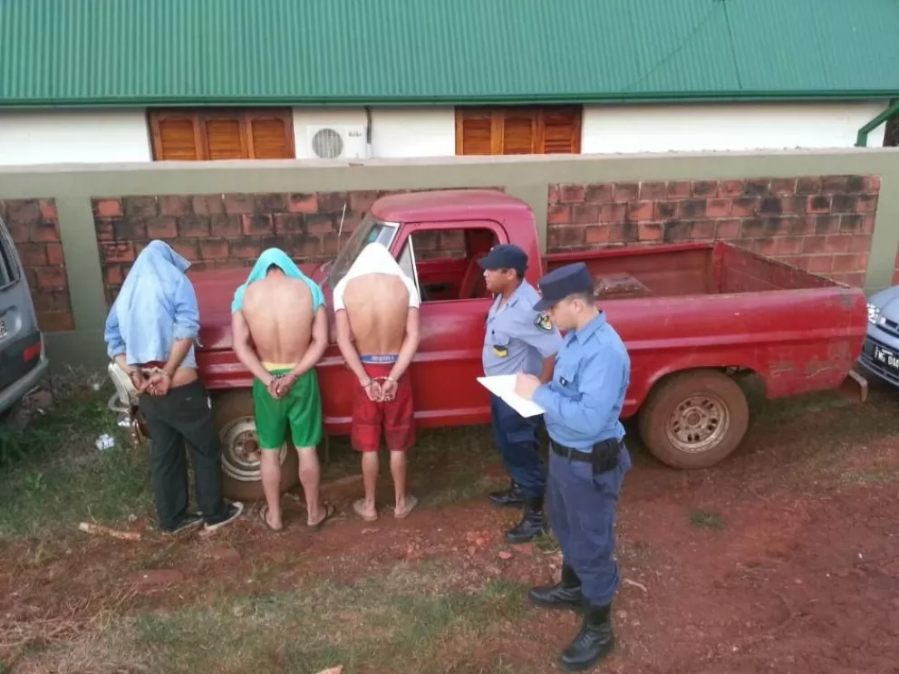 Tres detenidos al ser sorprendidos robando yerba