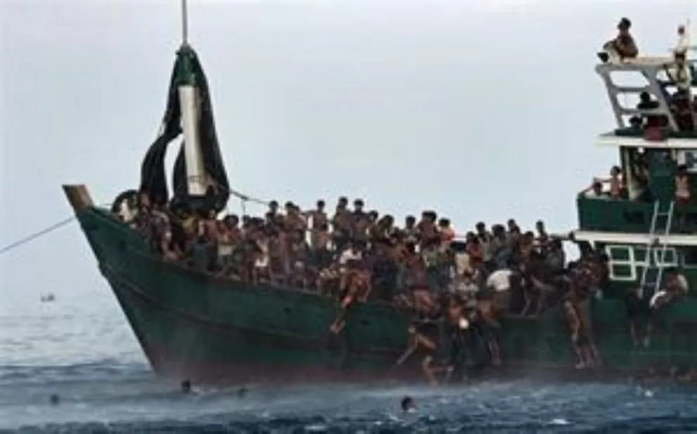 Inmigrantes indocumentados rescatados ayer en aguas italianas tras navegar desde Libia