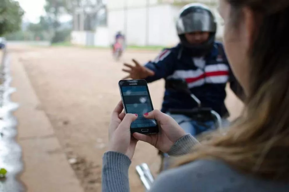 En moto o a pie, para los delincuentes una mujer es el objetivo predilecto para arrancarle un celular.